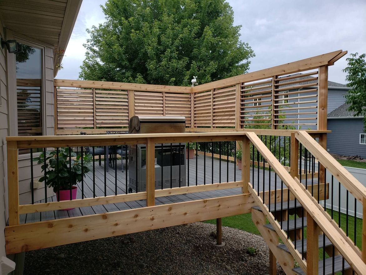 beautiful-privacy-wall-above-deck-railing-on-raised-deck-flexfence-img~1561ca390bcb90c3_14-9580-1-6d91af0