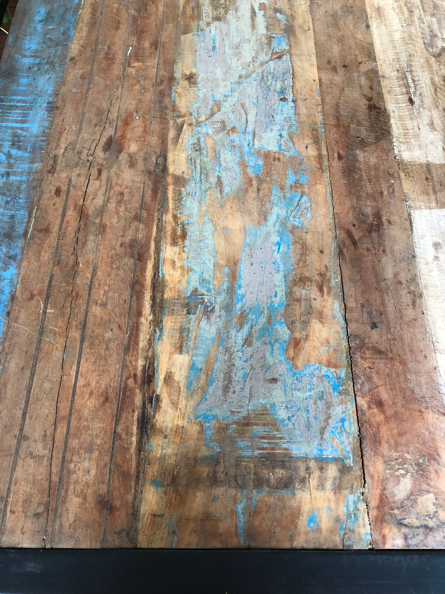 Refurbishing a cracked rustic oak table using black epoxy resin 