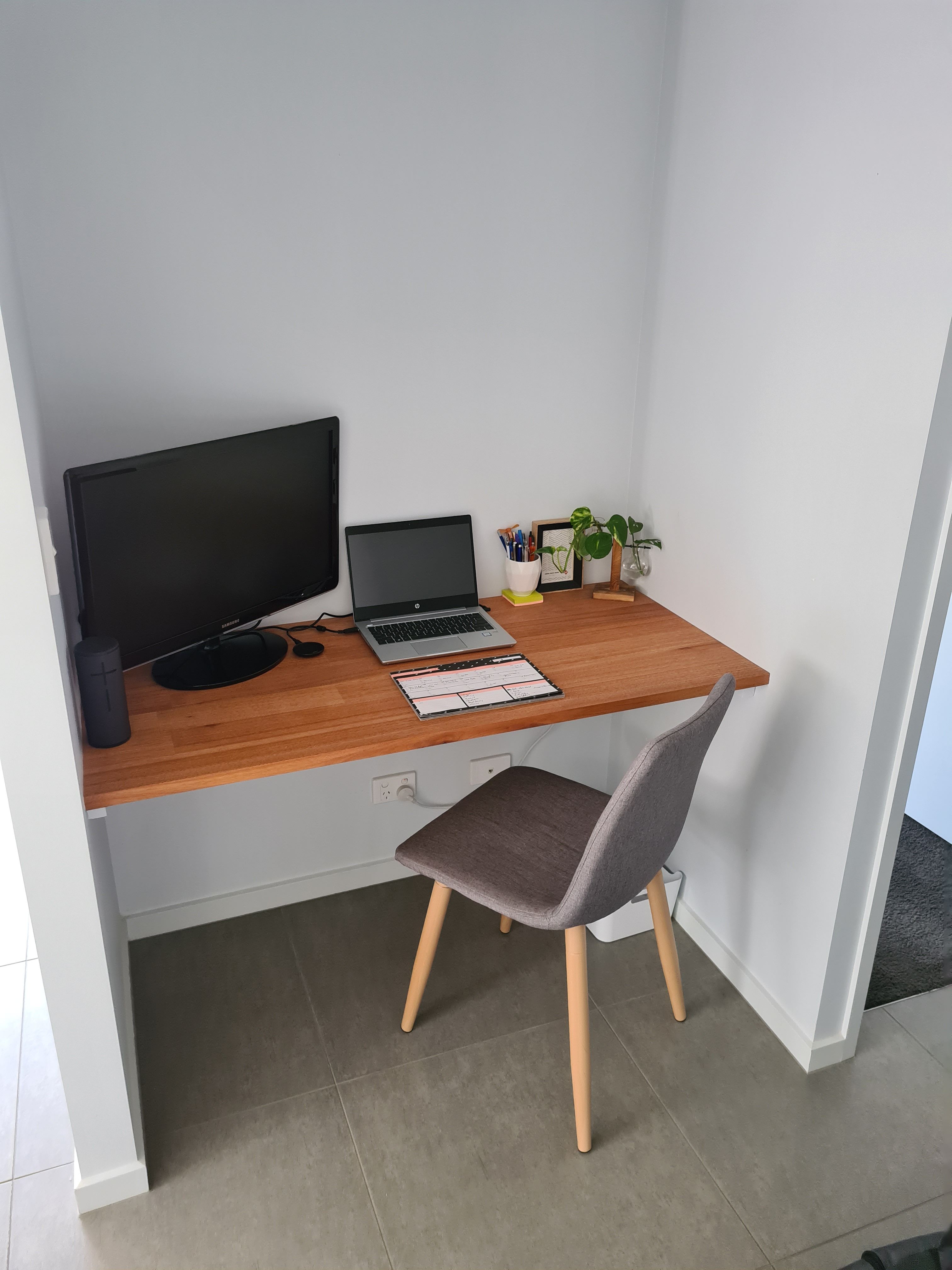 Floating study clearance desk