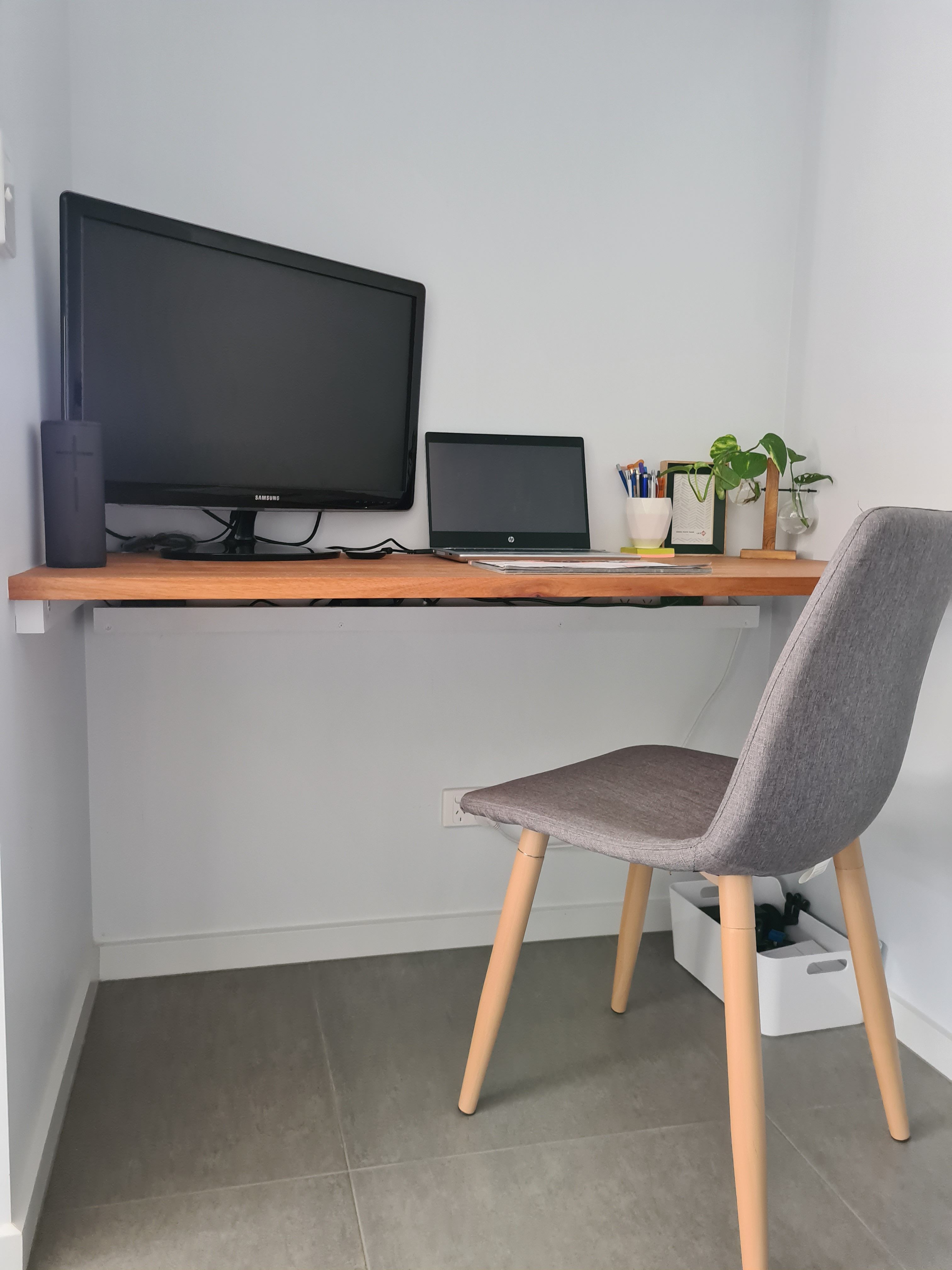 Floating study outlet desk