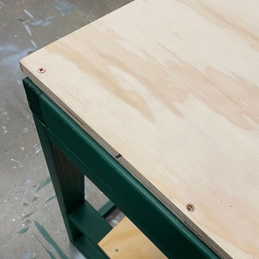 4.4 Screw down worktop.JPG