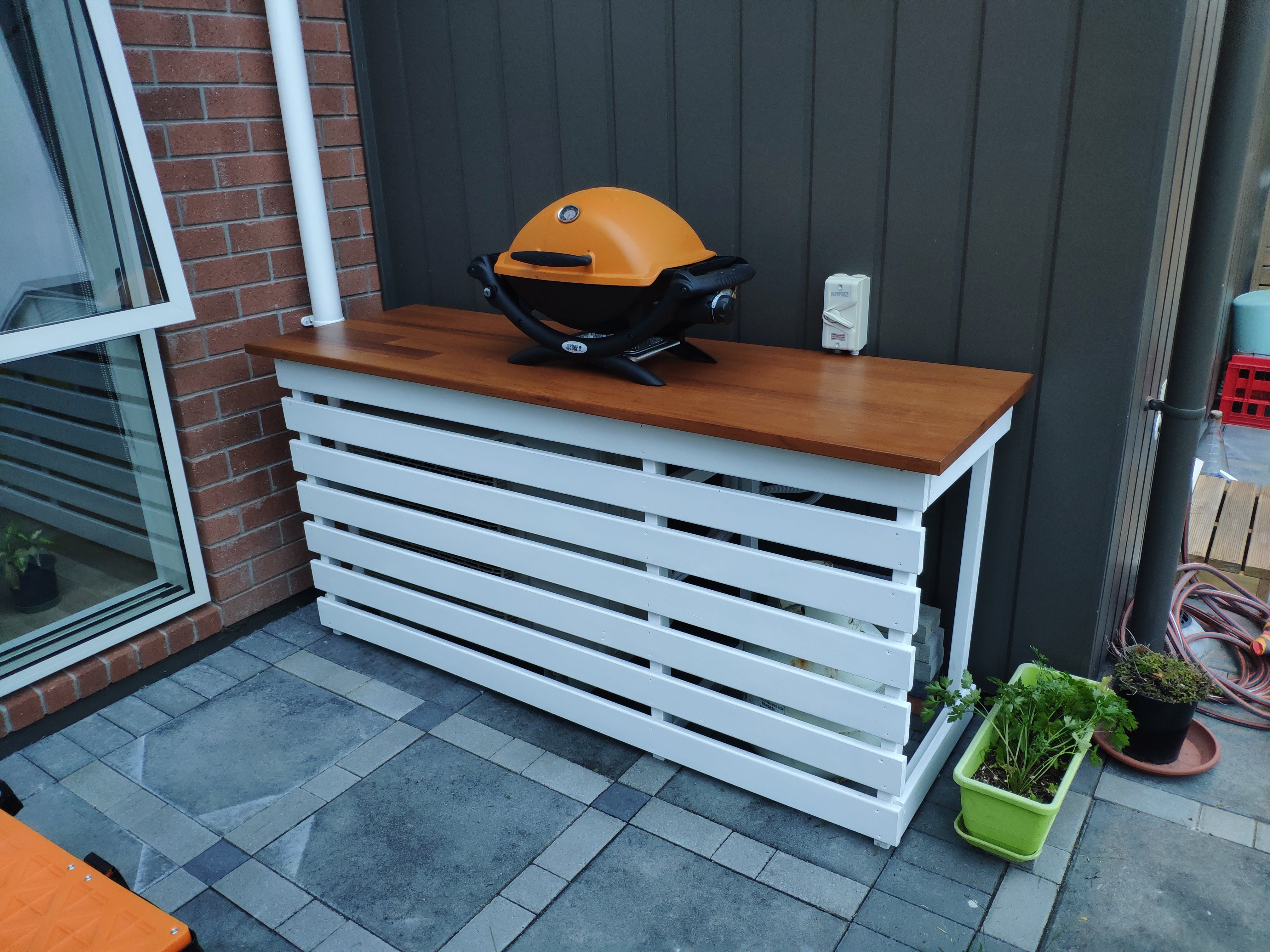 Outdoor Bench Using Laminated Panel 