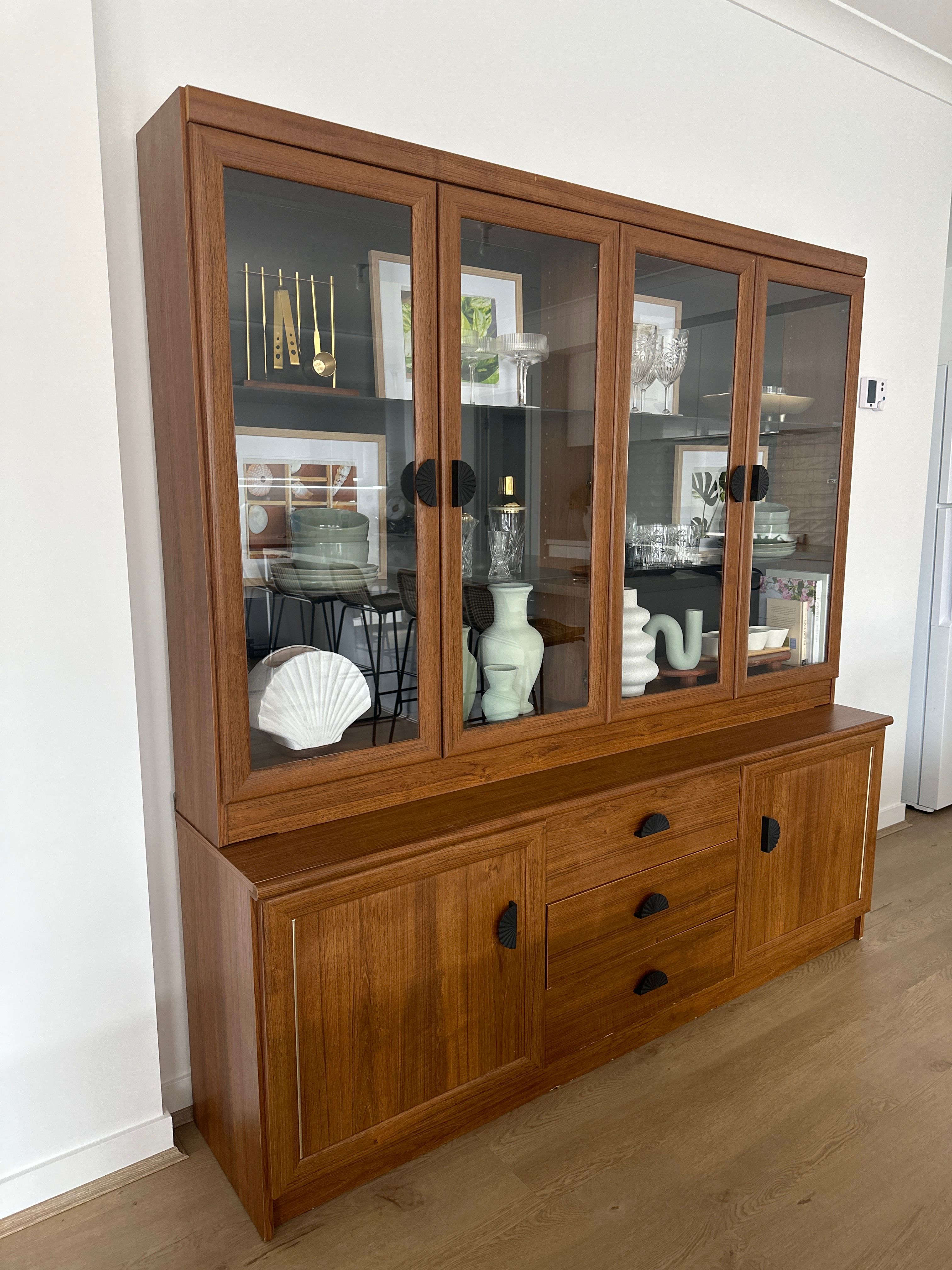 Floating china deals cabinet