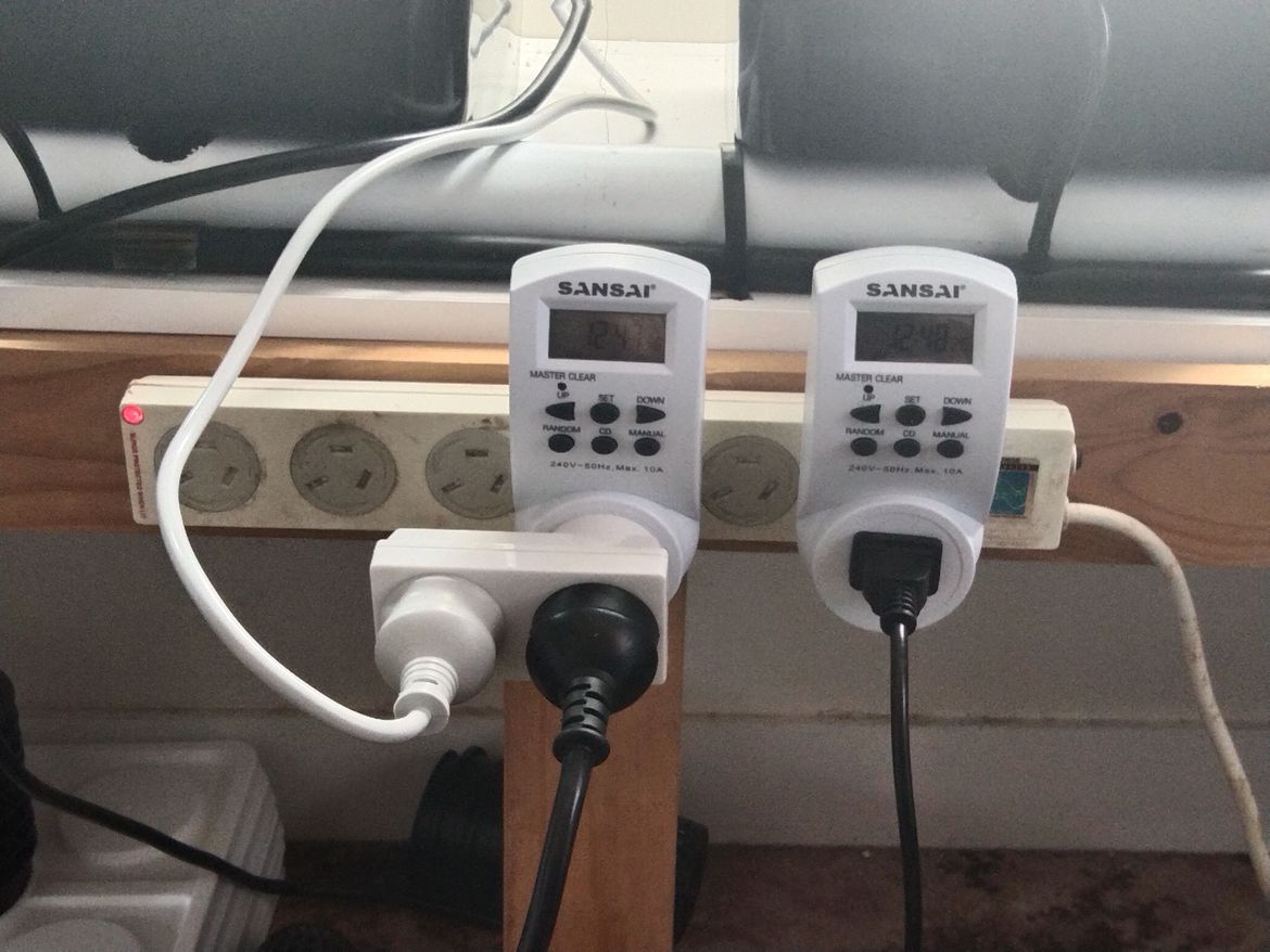 These are the timers..The one on the left controls the daily cycles of the nutrient flow..and the one on the right controls the daily lighting cycle..