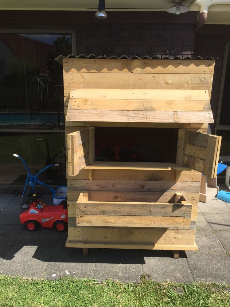 Pallet playhouse store