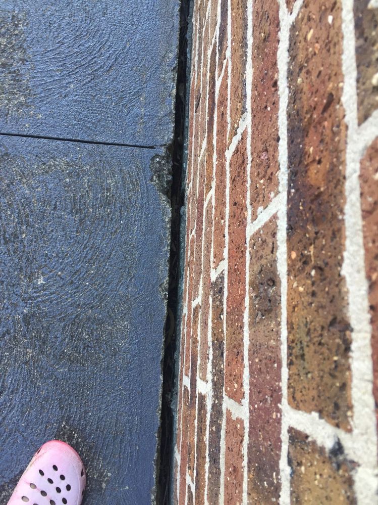 Gap between wall and floor concrete